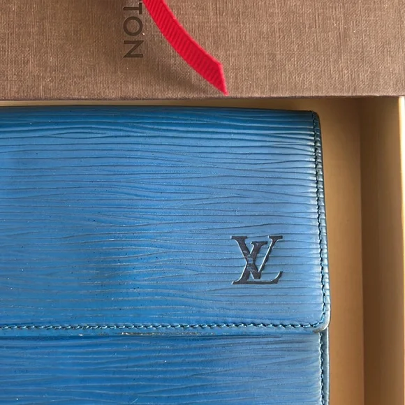 Authentic Louis Vuitton epi wallet unisex - Picture 3 of 15